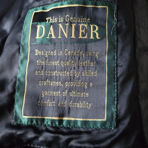 Danier leather medium trenchcoat - Picture 3 of 7